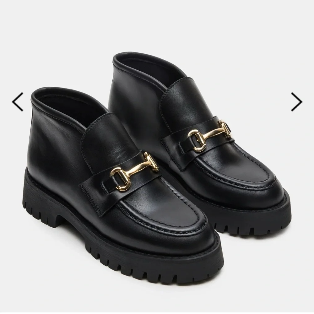 NWT Steve Madden Black Leather Lug Sole Loafers with Gold Bit Sz 8
